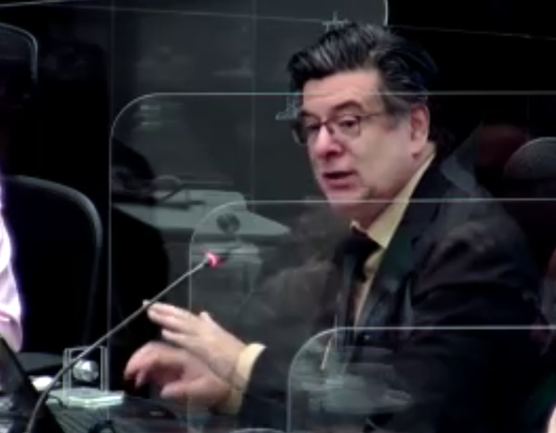 Un hombre con un micrófono
Descripción generada automáticamente con confianza media